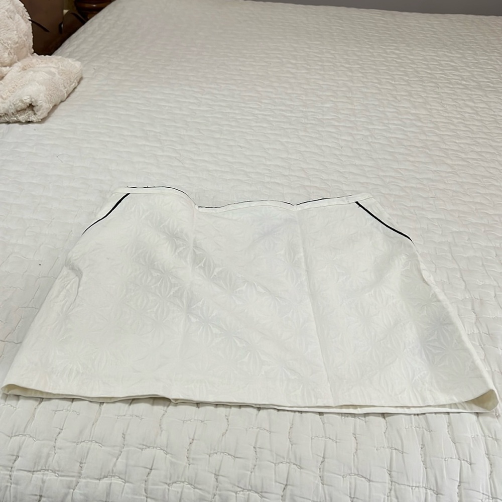 Off white mini skirt, cotton, polyester. Never worn. With tags